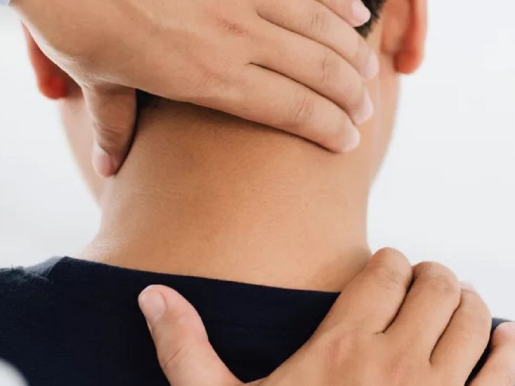 Cứng cổ là dấu hiệu điển hình của viêm màng não do não mô cầu