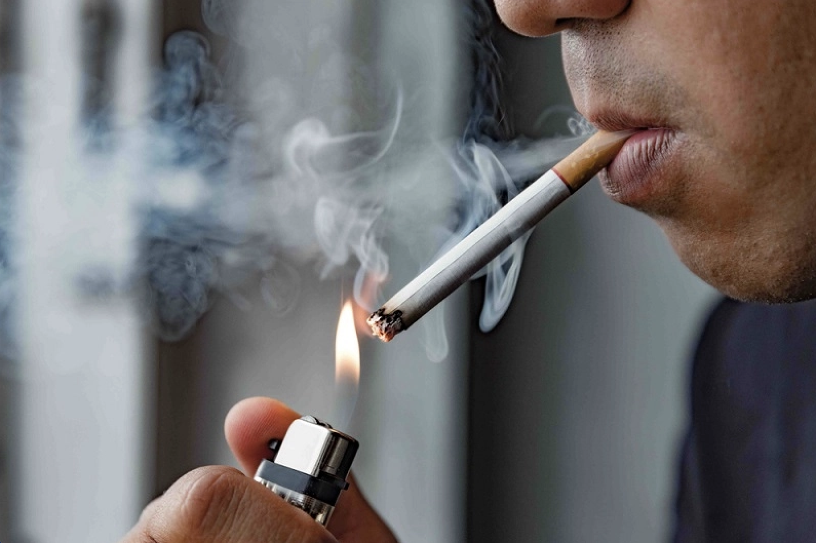 Bố hút thuốc có thể khiến trẻ bị viêm tai giữa