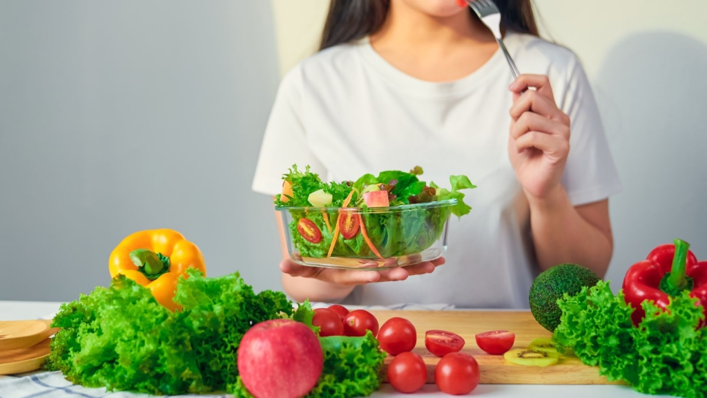 Chế độ ăn nhiều rau xanh và trái cây giúp cải thiện táo bón và cân bằng cơ thể