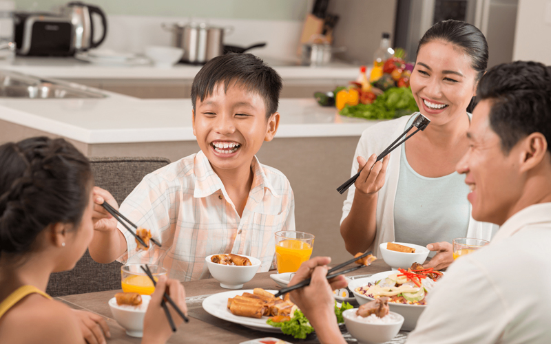 Bữa ăn gia đình giúp gắn kết và trẻ ăn ngon hơn