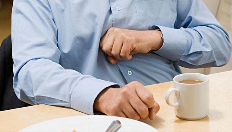 Ăn tối quá no sát giờ ngủ làm tăng cảm giác nặng bụng và ngủ không sâu