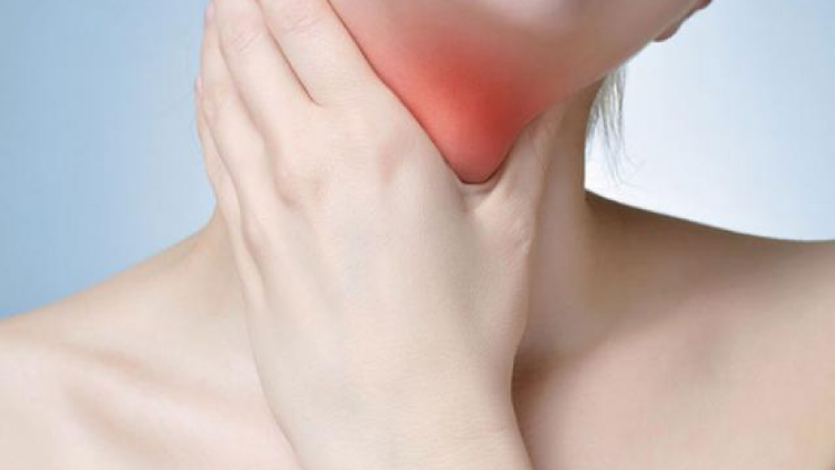 Giữ nhiệt độ phòng phù hợp và bổ sung độ ẩm giúp phòng đau họng khi dùng máy lạnh