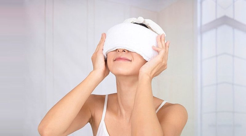 Chườm ấm vùng mũi giúp giảm nghẹt mũi