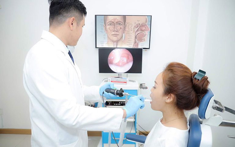 Nghẹn cổ họng kéo dài kèm nuốt đau, khàn tiếng hoặc sụt cân cần được đi khám sớm