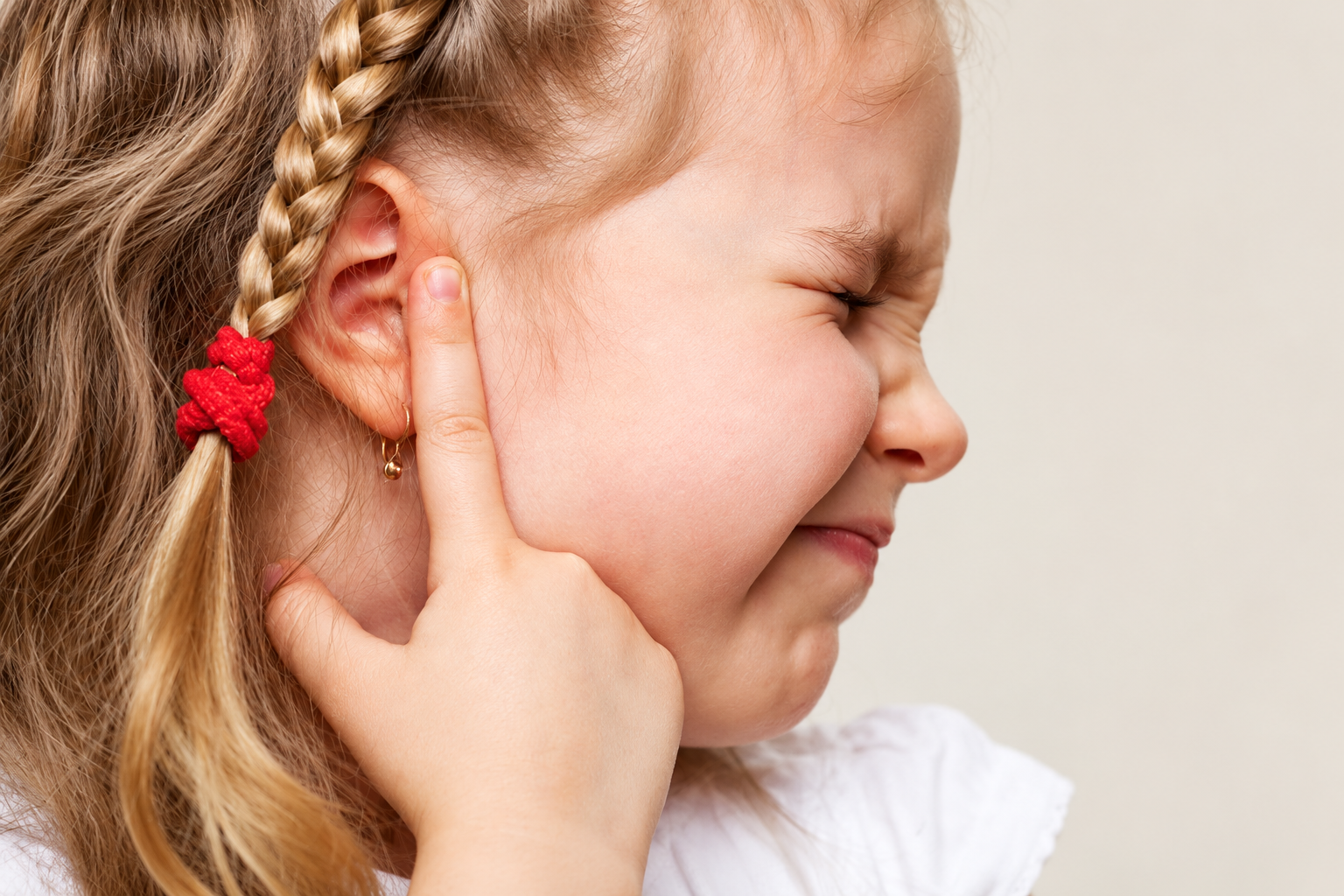 Dịch còn đọng trong tai giữa sau cảm cúm có thể khiến trẻ nghe không rõ và khó chịu trong tai