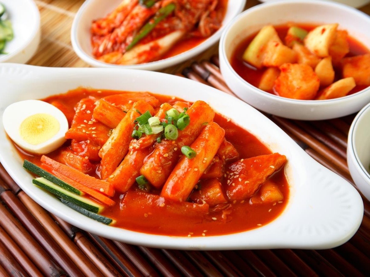 Đồ ăn quá cay hoặc quá nóng dễ gây nóng bừng và kích ứng khi cơ thể đang sốt