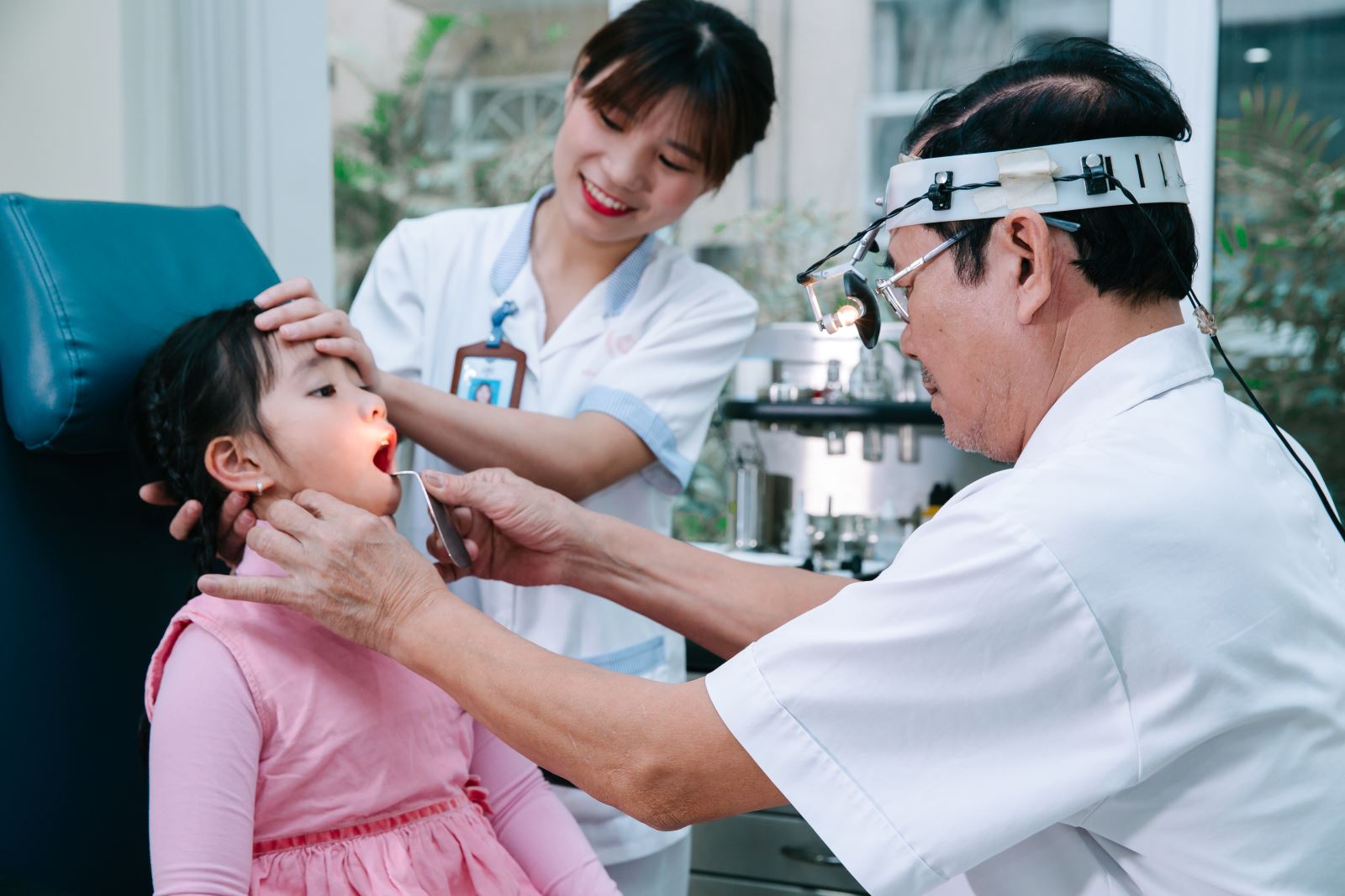 Khám tai mũi họng giúp xác định nguyên nhân khi nước mũi bất thường, hôi, kéo dài hoặc kèm đau xoang