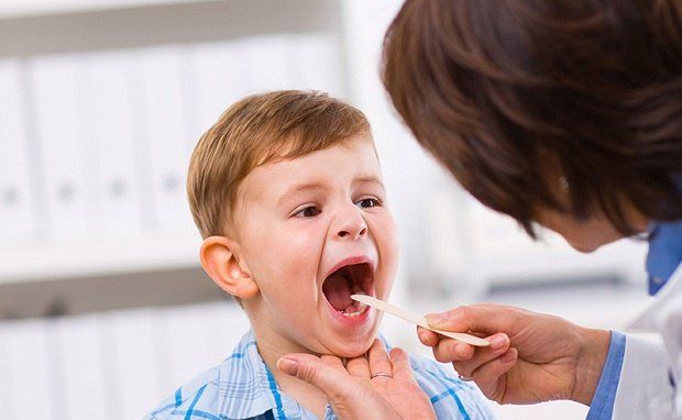Ho trên 3 tuần không cải thiện hoặc kèm khó thở, ho ra máu cần đi khám