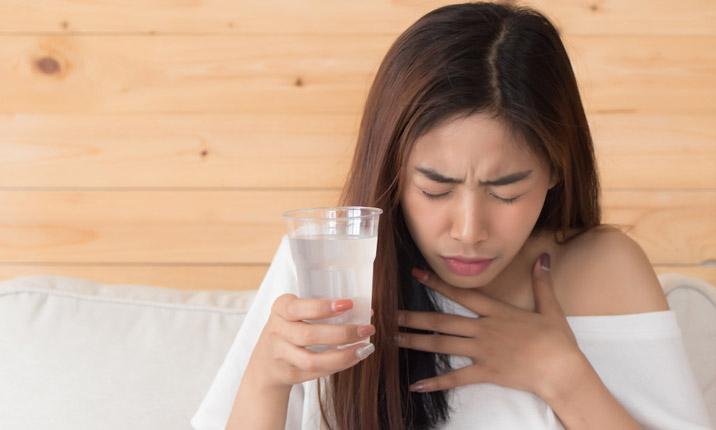 Nghẹn ở cổ họng có thể liên quan đến trào ngược, viêm họng hoặc căng thẳng kéo dài