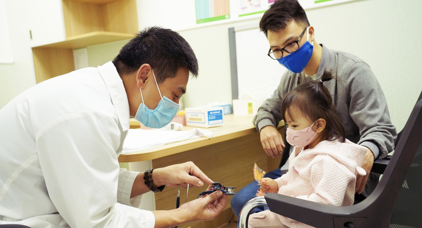 Nếu máu cam chảy liên tục, cần đưa trẻ đi khám ngay lập tức