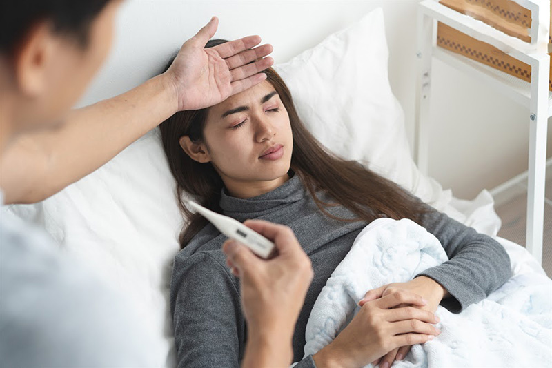 Sốt kéo dài gây mệt mỏi do cơ thể tiêu hao năng lượng và phản ứng viêm