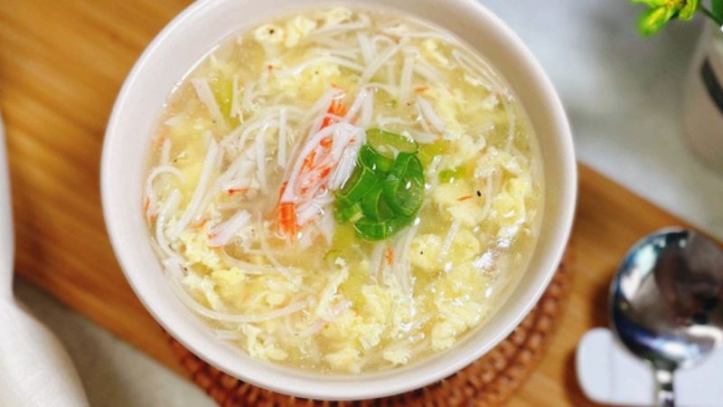 Súp ấm giúp bổ sung nước và tạo cảm giác dễ chịu cho người đang bị viêm xoang