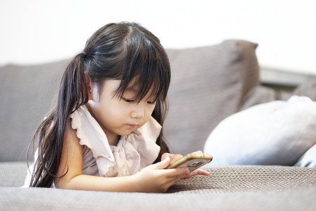 Trẻ dán mắt vào điện thoại ảnh hưởng đến sự phát triển của não bộ