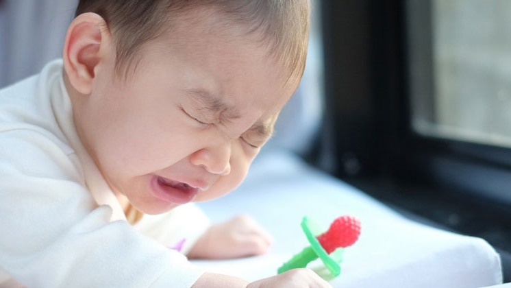 Trẻ thường xuyên hắt hơi vào buổi sáng sau khi ngủ dậy