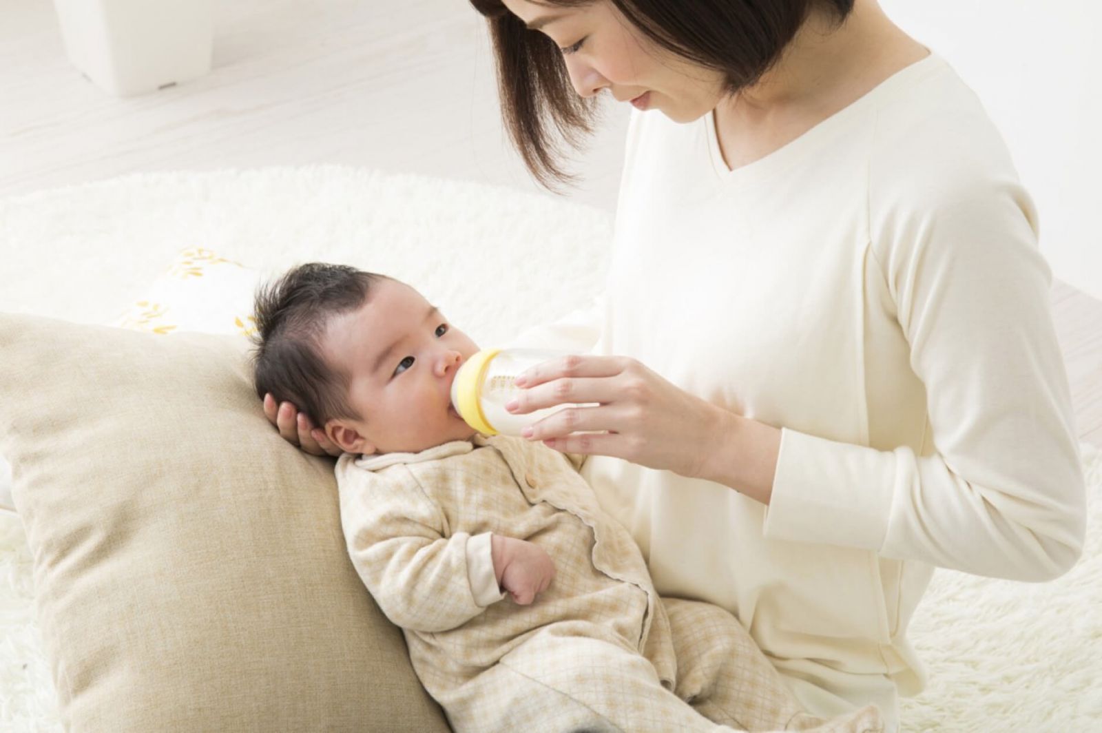 Trẻ nằm bú có thể dẫn đến viêm tai giữa