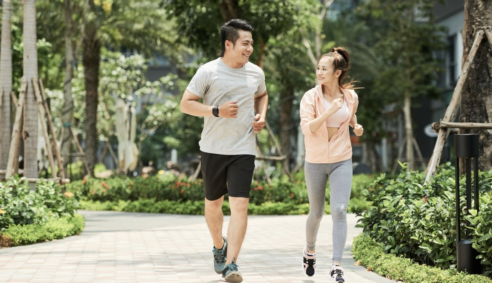 Uống đủ nước và vận động đều đặn giúp hỗ trợ nhu động ruột