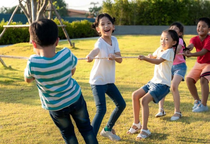 Khuyến khích trẻ vận động thường xuyên để tăng cường sức khỏe xương và cơ