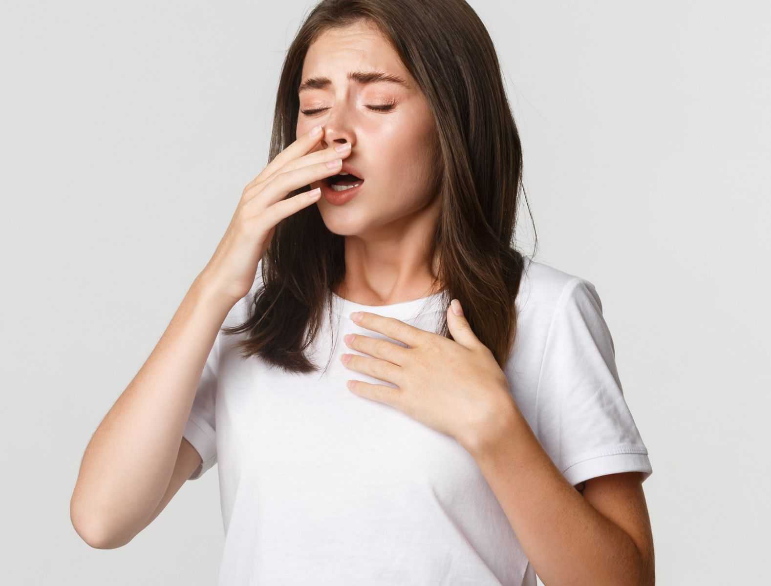 Viêm mũi dị ứng gây hắt hơi liên tục và chảy nước mũi
