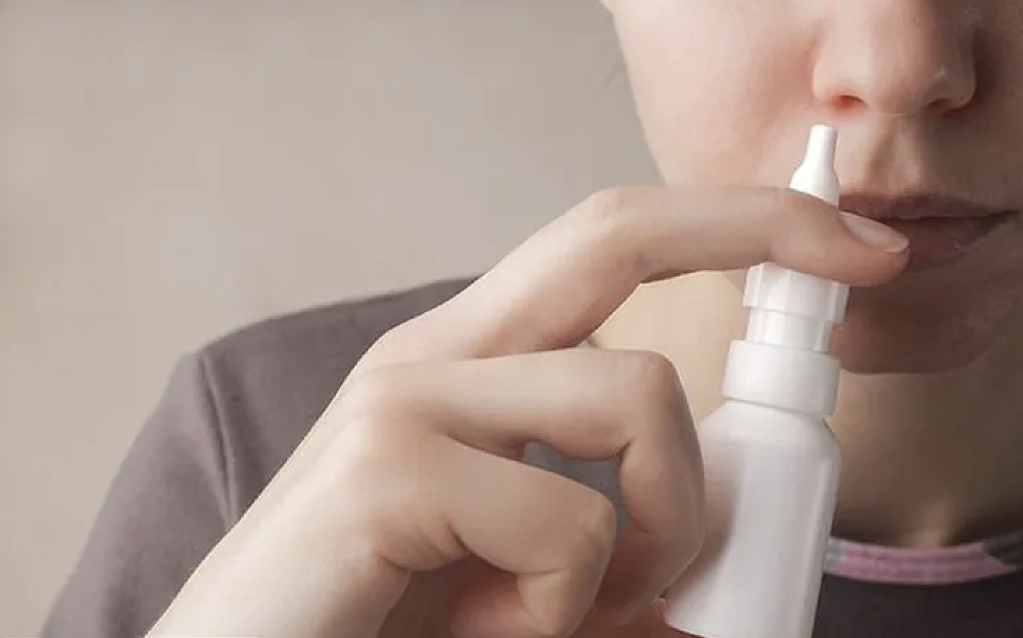 Xịt nước muối giúp làm ẩm niêm mạc và giảm khó chịu do khô mũi