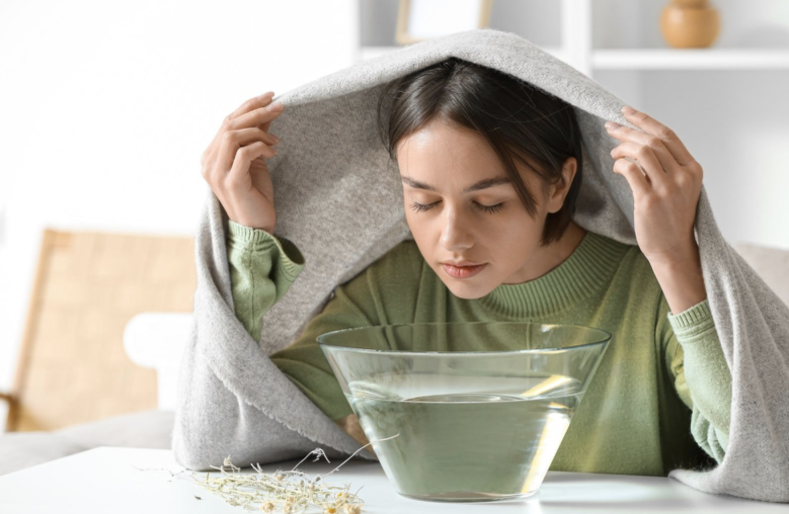 Xông hơi bằng tinh dầu giúp thông mũi và thư giãn dễ chịu